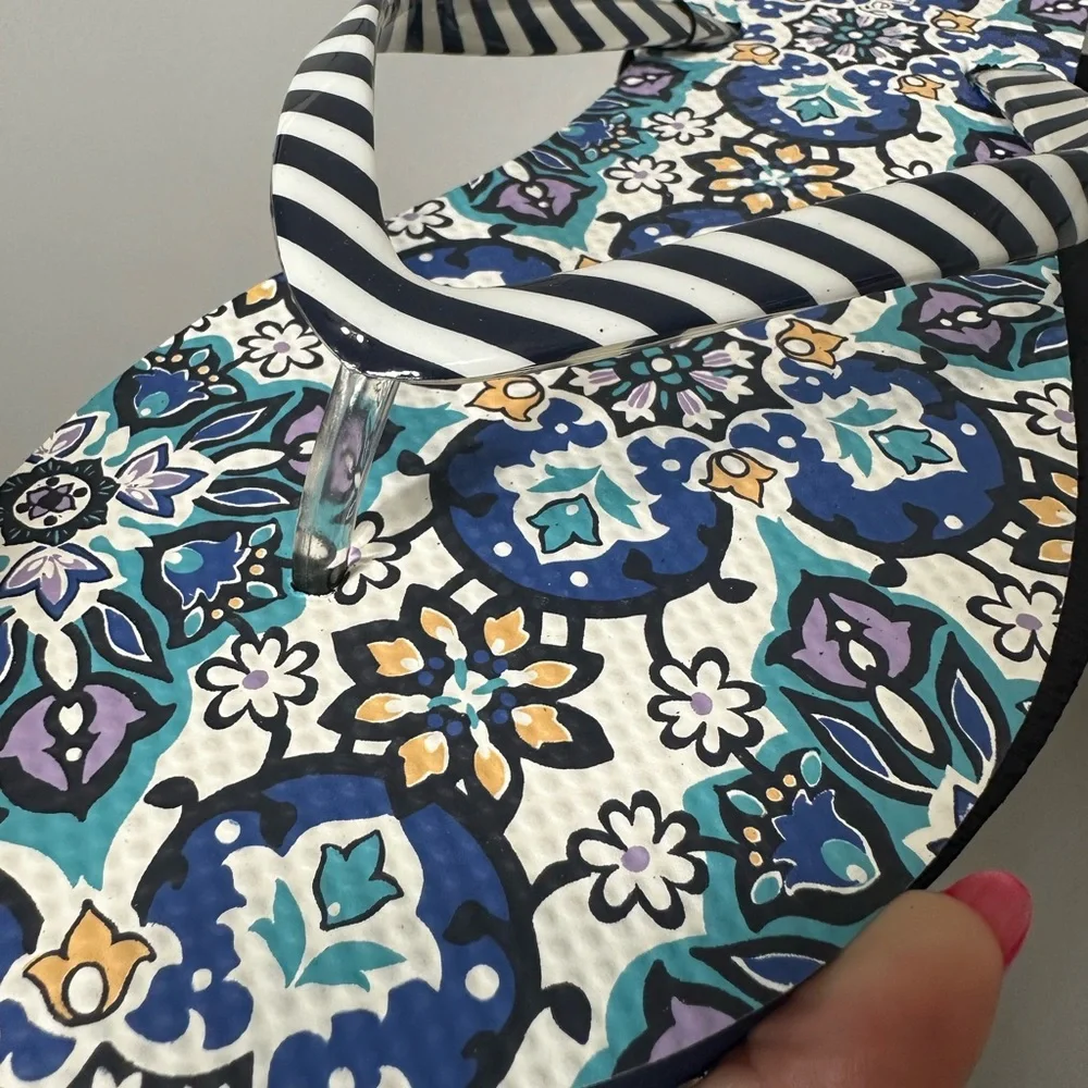 NEW Vera Bradley Flip Flops Size 9-10 Lisbon Medallion Cool‎ Blue - Picture 3 of 6